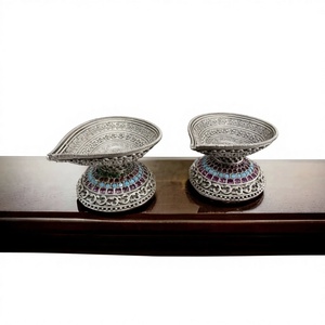 Exquisito Par de Lámparas Decorativas Diya de Oro Sólido de 22K, Hechas a Mano con Trabajo Nakshi, Lámpara de Aceite para Puja, Decoración Espiritual de Lujo para el Hogar, Regalo - Product Image 1