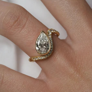 Bague de fiançailles et de mariage tendance IcedJewelz avec diamant de laboratoire taille poire de 3,90 carats en or jaune 14 carats - Product Image 5