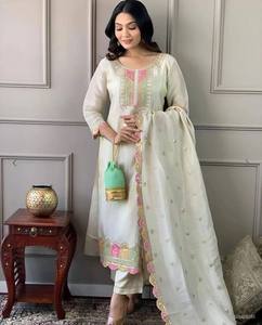 Ensemble Salwar Kameez brodé crème avec dupatta pour femmes |   Ensemble de vêtements ethniques de style pakistanais pour les occasions spéciales - Product Image 1