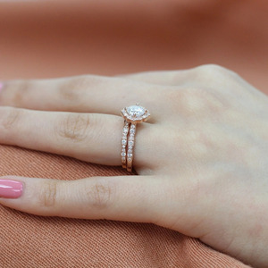 แหวนแต่งงานเพชรทรงกลมแบบ Halo สีโรสโกลด์ - Product Image 4