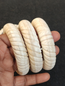 กำไลข้อมือทำมือจากกระดูกธรรมชาติขัดเงา เป็นมิตรกับสิ่งแวดล้อม สไตล์โมเดิร์น แกะสลักอย่างประณีต โดย Perfect Enterprises - Product Image 4