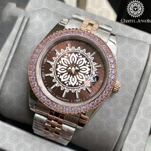 Montre de luxe pour femme Charm Jewellis en acier inoxydable, boîtier rond, cadran de 30 mm, lunette en or rose, accent diamant, affichage analogique de la date - Product Image 2