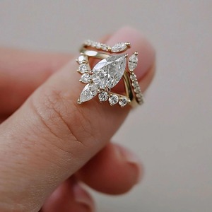 Anillo de compromiso de diamante cultivado en laboratorio de alta gama, corte pera, oro macizo de 14k, con halo y banda pavé, certificado IGI, moderno. - Product Image 3