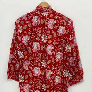 ชุดเดรสผ้าฝ้ายลายดอกไม้สีแดงสไตล์โบโฮ: เสื้อคลุมอินเดียพิมพ์ลายด้วยมือ - Product Image 5