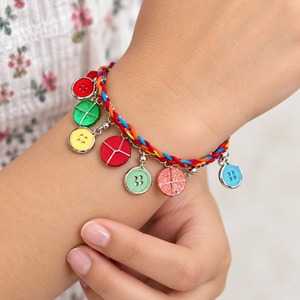 Bracelet à breloques en cordon tressé coloré avec bouton mignon et breloques circulaires - Bijoux bohèmes amusants faits à la main pour femmes - Product Image 2