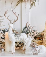 Figurines de rennes de Noël élégantes en aluminium moulé blanc avec bois de cerf doré et accents de pin – Décoration de Noël de luxe