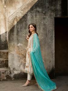 Nouvelle collection de fête du Nouvel An, tissu en soie pure, broderie artisanale, élégant salwar kameez avec dupatta, de SIE - Product Image 4