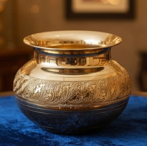 Kalash en laiton au design moderne, forme ronde, artisanat doré fait main, pour usage religieux, Pooja Thali et assiette, article cadeau - Product Image 1