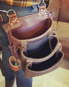Ceinture à outils en cuir marron avec deux poches et porte-marteau pour vêtements de travail de charpentier - Product Image 4