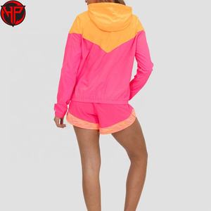 Ensemble de survêtement personnalisé pour femme, coupe-vent à capuche deux pièces, avec short et veste, fermeture éclair réfléchissante et matière polyester - Product Image 5