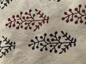 ผ้าฝ้ายพิมพ์ลายด้วยมือ ลายดอกบูติสีแดงและดำบนพื้นสีธรรมชาติ |   ตลาดขายส่งเจียปุร์ - Product Image 3