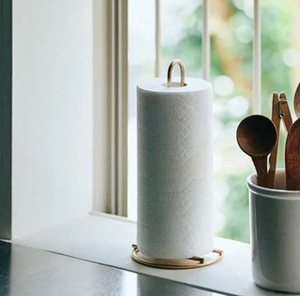 Porte-serviettes en papier en métal Loopstand avec finition laiton antique, design à anneau vertical pour comptoir de cuisine moderne - Product Image 3