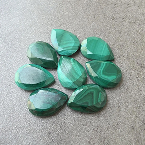 Pierre précieuse de malachite facettée en forme de poire, à dos plat et calibrée |   Cabochon vert naturel en vrac pour la fabrication de bijoux - Product Image 4