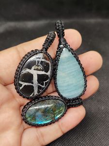 Collar de Macramé con Piedra de Labradorita en Forma de Lágrima, Estiloso y Moderno - Product Image 5