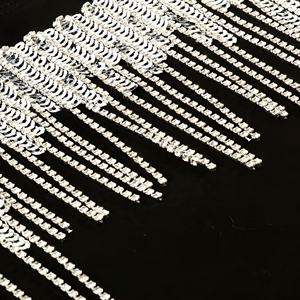 Camiseta Negra para Mujer con Cristales y Flecos, Manga Corta, Moda para Fiesta y Calle, Venta al Por Mayor, Fabricante OEM, Exportación - Product Image 4