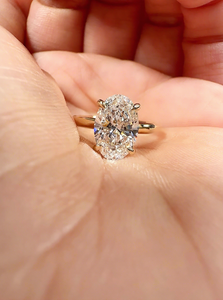 Bague de fiançailles, de mariage et de promesse classique à quatre griffes avec diamant ovale de 2 carats cultivé en laboratoire, or 10 carats, certifié IGI - Product Image 1