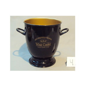 Copa de champán vintage Sheffield Village con pedestal de metal negro y interior dorado, recipiente decorativo para bar y fiestas - Product Image 2