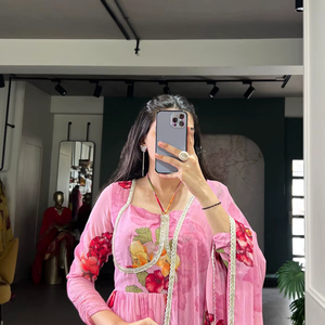 Robe en mousseline à imprimé floral avec finitions en dentelle et dupatta de créateur, tenue de soirée en mousseline, robe Anarkali de créateur avec dupatta - Product Image 1