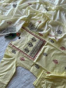 Ensemble Kurti en coton de qualité supérieure pour occasions spéciales, avec pantalon et dupatta, imprimé à la main et orné de miroirs – Fournisseur de Surat - Product Image 3
