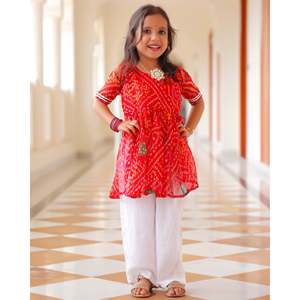 Magnifique ensemble de kurta en chiffon pur Bandhani rouge, dessiné à la main, pour enfants de 1 à 2 ans, vêtements décontractés indiens et pakistanais - Product Image 3