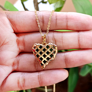 Collar de lujo para mujer con colgante en forma de corazón de ónix verde, con pequeños circones negros incrustados, cadena de latón chapada en oro de 18k. - Product Image 6