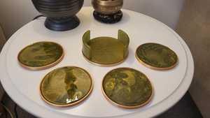 Posavasos Redondos de Resina de Alta Demanda para Proteger Mesas de Comedor y Escritorios de Oficina, Disponibles para la Venta - Product Image 3