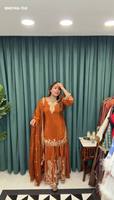 Ensemble Sharara élégant de la collection Premium en crêpe avec broderie et dentelle fantaisie – Fournisseur de vêtements ethniques de Surat