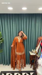 Ensemble Sharara élégant de la collection Premium en crêpe avec broderie et dentelle fantaisie – Fournisseur de vêtements ethniques de Surat - Product Image 5