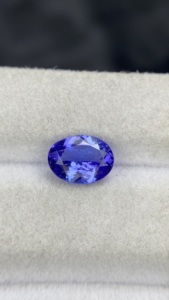 Pierre naturelle certifiée Tanzanite ovale 9x7 MM avec une couleur et un lustre excellents, Zoisite naturelle 1,81 carat, nette à la loupe - Product Image 2