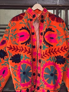 Chaqueta Suzani de Terciopelo con Bordado Floral Naranja Premium, Manga Larga, Cuello Alto, Hecha a Mano, Estilo Bohemio Étnico, Ropa de Abrigo de Primavera - Product Image 4
