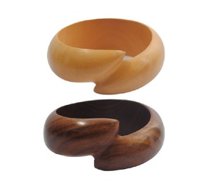 กำไลข้อมือไม้ทำมือ Boyce Kiss Curl ทำจากไม้ซิสโซออร์แกนิกและไม้สักผสมหญ้าฝรั่น สีน้ำตาลธรรมชาติ เหลือง เขียว ดำเคลือบเงา - Product Image 1