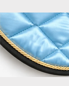 Tapis de selle de dressage professionnel en satin bleu clair matelassé losanges avec passepoil en corde dorée - Product Image 3