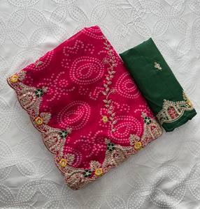 Sari de Diseño Bandhani Rosa para Mujer con Borde Bordado y Blusa Verde, para Fiestas y Bodas, Sari Étnico al por Mayor - Product Image 5