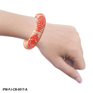 กำไลข้อมือหวายสานรูปทรงข้าวหลามตัด ทำด้วยมือ สีส้มเปลวไฟ  ทำจากเส้นใยธรรมชาติ  งานฝีมือสไตล์โบโฮ - Product Image 2