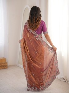 Sari Moderno de Organza LD CREATION con Bordado Floral Intenso en el Borde |   Sari de Diseño para Bodas y Fiestas Indias, Blusa sin Arrugas - Product Image 4