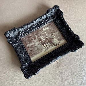 Marco de fotos tradicional de madera marrón para decoración clásica de paredes del hogar con rica profundidad de color, ambiente cálido y estilo atemporal. - Product Image 1