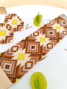 Bracelet manchette perlé fait main à motif géométrique aux tons terreux et accents jaunes, accessoire de mode - Product Image 4