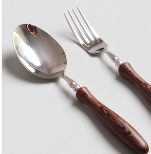 Juego de cubiertos clásicos con mango de madera y cabezales de acero inoxidable con acabado de alto brillo para uso en bodas, cenas y hoteles. - Product Image 3