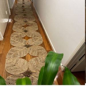 Cercano plano de un alfombra de yute con diseño de rombos que muestra una artesanía de primera calidad y una textura rica. Disponible a precios de mayorista. - Product Image 3