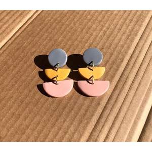 Boucles d'oreilles tendance en résine de qualité supérieure, accessoires élégants en cristal, pour fêtes, occasions décontractées et festives, fabriquées à la main, durabilité longue durée RR - Product Image 4