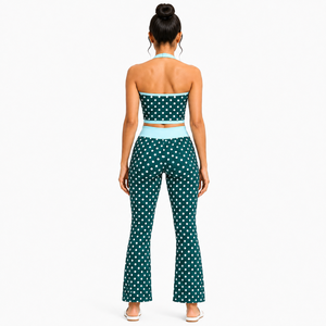 Conjunto de yoga de 2 piezas para mujer al por mayor: Top corto halter de lunares y leggings acampanados. Ropa deportiva para gimnasio y entrenamiento. Fabricación de ropa deportiva. - Product Image 2