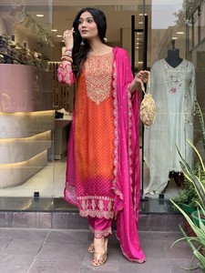 Ensembles très demandés pour femmes : Kurti orange droit en chinon pur avec pantalon et dupatta imprimée en chinon pur - Product Image 1