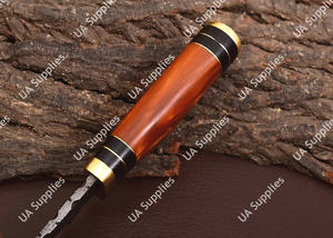 Couteau de chasse Skinner Damas sur mesure OEM ODM, ultra-affûté, avec manche en résine époxy de qualité supérieure, garde en laiton et étui en cuir - Product Image 4