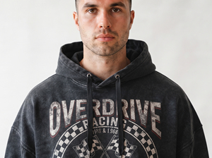 Sweat à capuche surdimensionné en tricot avec motif vintage de course automobile pour hommes - Mélange polyester/coton, style streetwear, service OEM/ODM - Product Image 3