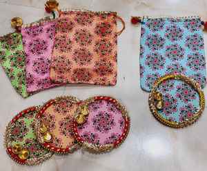 Bolsitas tradicionales de seda Potli con hermoso combo de mini thali en múltiples diseños, ideales para frutos secos, bodas, Pooja, Diwali, regalos y recuerdos. - Product Image 1