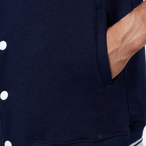 Chaqueta Clásica Varsity de Invierno para Hombre con Interior Suave y Elegantes Colores en Contraste, Perfecta para Clima Frío - Product Image 6