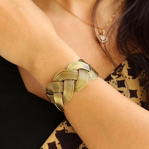 Brazalete RAY FINE ORNATES de Latón Dorado Oxidado, Ajustable, Unisex, Estilo Occidental, Hecho a Mano, con Piedras Preciosas Certificadas por IGI - Product Image 3