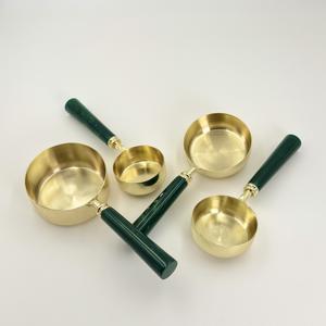 Juego de 4 Cucharas y Tazas Medidoras de Acero Inoxidable, Chapadas en Oro con Mango de Resina, Utensilios de Cocina para Repostería y Barista - Product Image 4