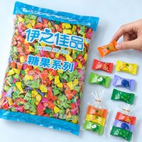 Assortiment de bonbons dans des emballages individuels colorés pour les boutiques de détail et les tables de bonbons de mariage