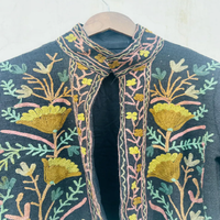 Veste d'hiver artisanale brodée Suzani avec un design bohème TNT, en coton chaud et respirant, avec des détails floraux artistiques